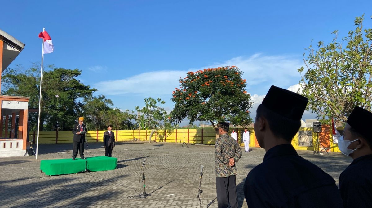 Kapten Inf (Purn) Abd Rochim Nur saat menjadi inspektur upacara bendera.(Foto: Yanuar Dedy/Jatimnow.com)