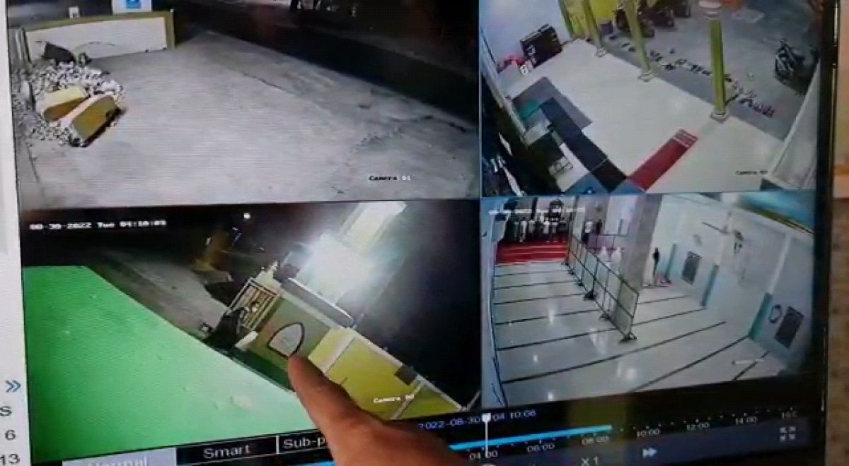 Pencurian dua motor milik takmir masjid di Gresik (Foto: Tangkapan layar CCTV)