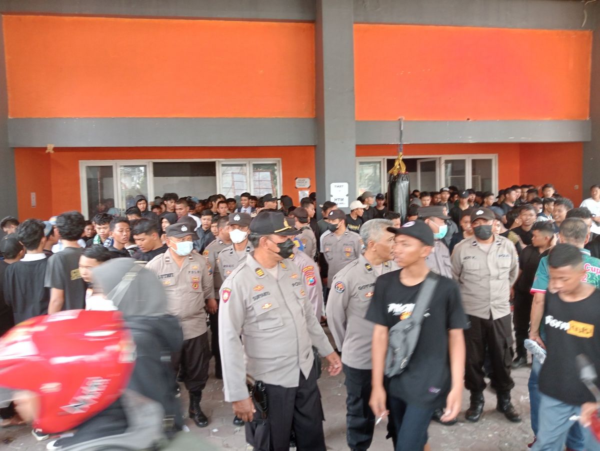 Pengamanan pertandingan bola voli di GOR Merdeka Jombang.(Foto: Elok Aprianto)