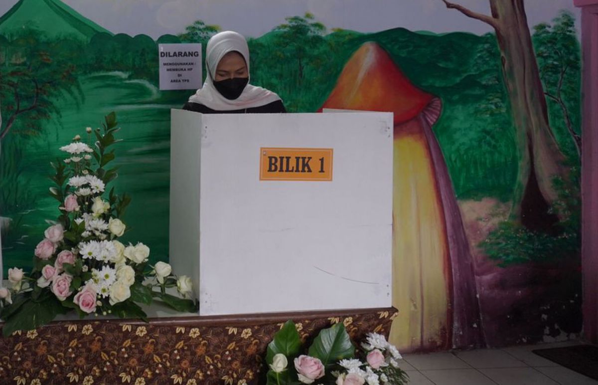 Wali Kota Batu, Dewanti Rumpoko saat mencoblos dalam Pilkades Pesanggrahan di TPS 23 Jalan Lahor Dusun Macari (Foto: Diskominfo Kota Batu)