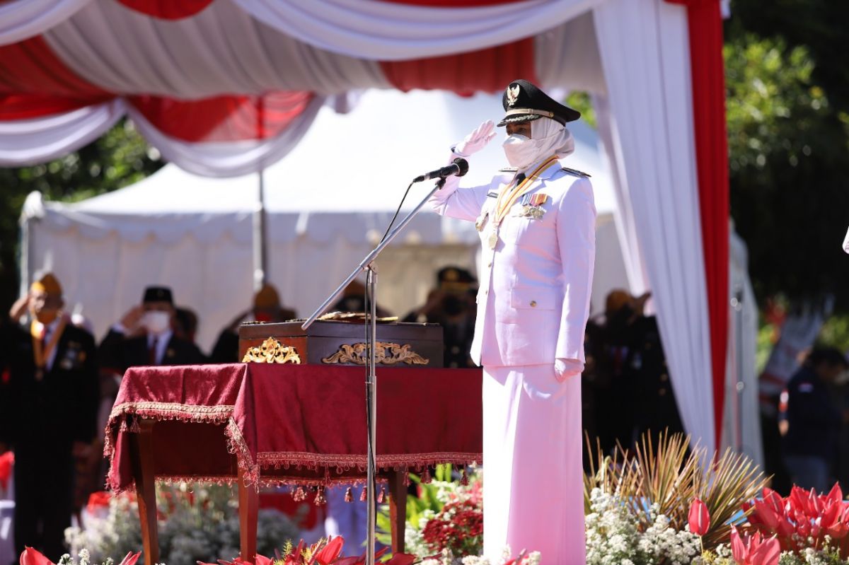 Wali Kota Batu, Dewanti Rumpoko saat bertugas sebagai Inspektur upacara di Balai Kota Among Tani. (Foto: Kominfo Kota Batu/jatimnow.com)