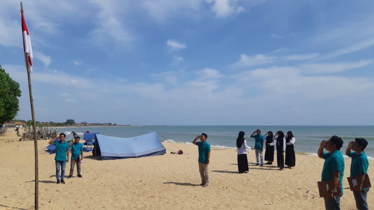 Wartawan Sampang Kibarkan Bendera Merah Putih di Tepi Pantai Hutan Kera Nepa