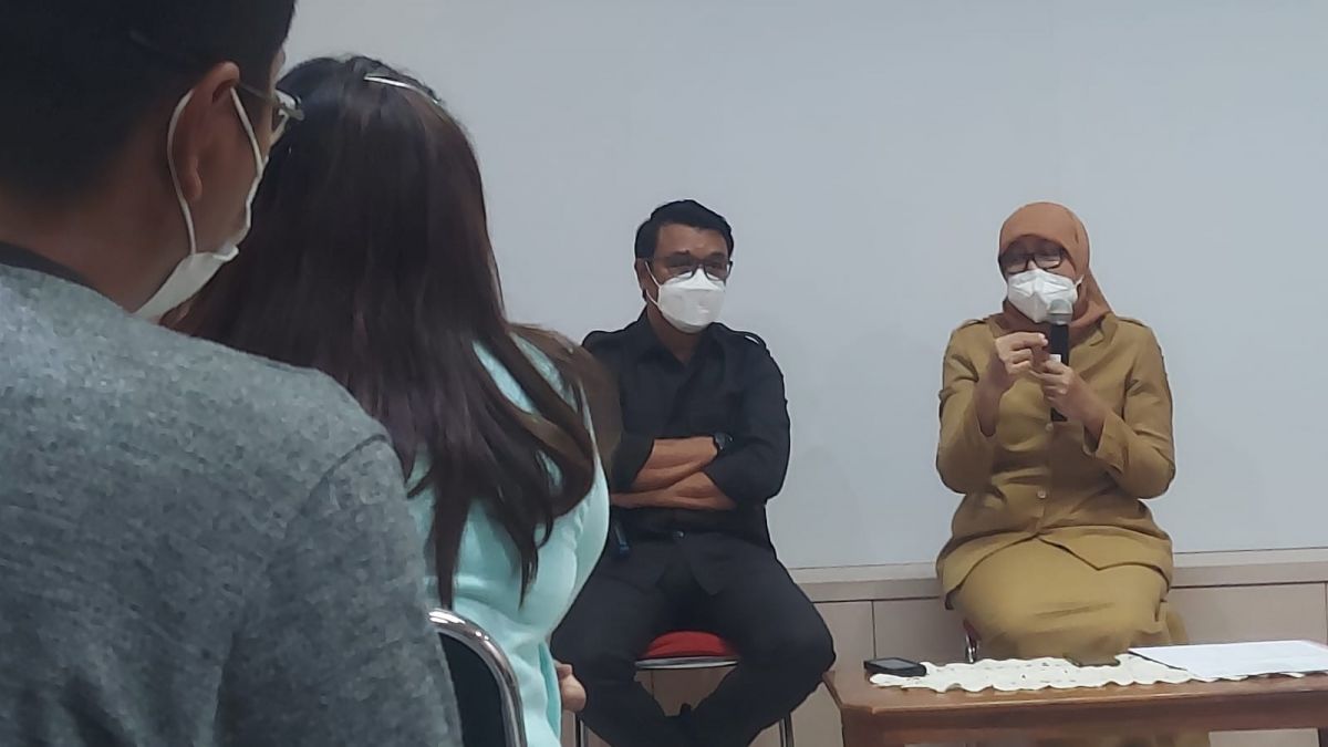 Kepala Dinas Komunikasi dan Informasi Kota Surabaya, M Fikser dan Kepala Dinas Kebudayaan, Kepemudaan dan Olahraga, Pariwisata Wiwiek Widayati (Foto: Ni'am Kurniawan/jatimnow.com)   