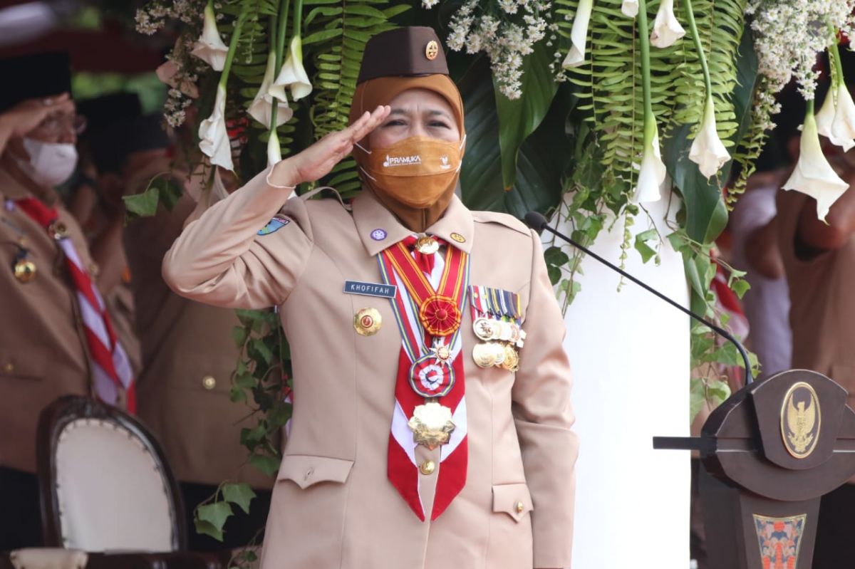 Gubernur Jatim Khofifah Indar Parawansa saat memimpin apel besar Hari Pramuka ke-61 (Foto-foto: Humas Pemprov Jatim)