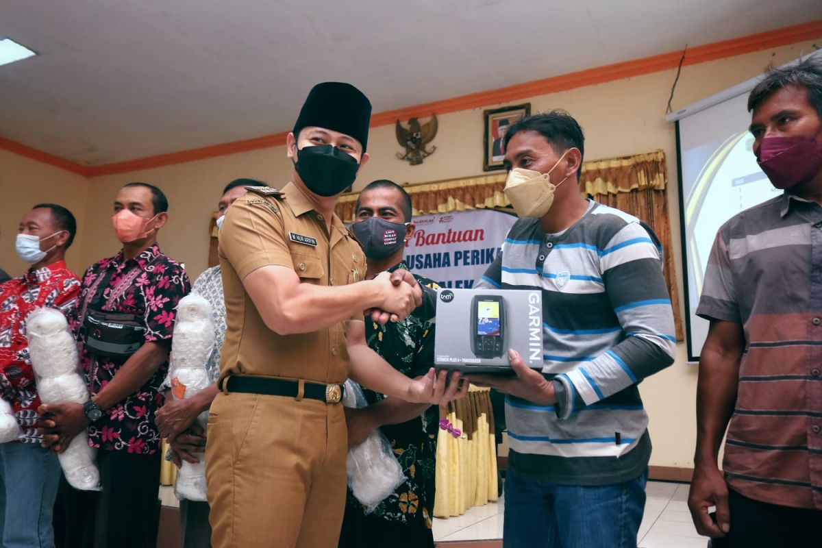 Bupati Trenggalek, Mochamad Nur Arifin (Mas Ipin) saat menyerahkan bantuan kepada nelayan (Foto: Kominfo Kabupaten Trenggalek)