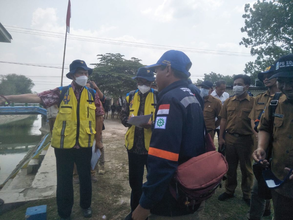 Tim Juri dari Dirjen SDA saat melakukan peninjauan lapangan di irigasi Pacal, Desa Mayangkawis, Kecamatan Balen, Kabupaten Bojonegoro (Foto: Misbahul Munir/jatimnow.com)