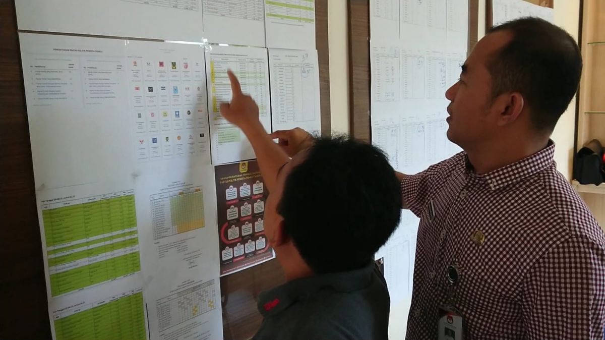 Petugas KPU Tulungagung saat melakukan verifikasi administrasi (Foto: Bramanta Pamungkas/jatimnow.com)