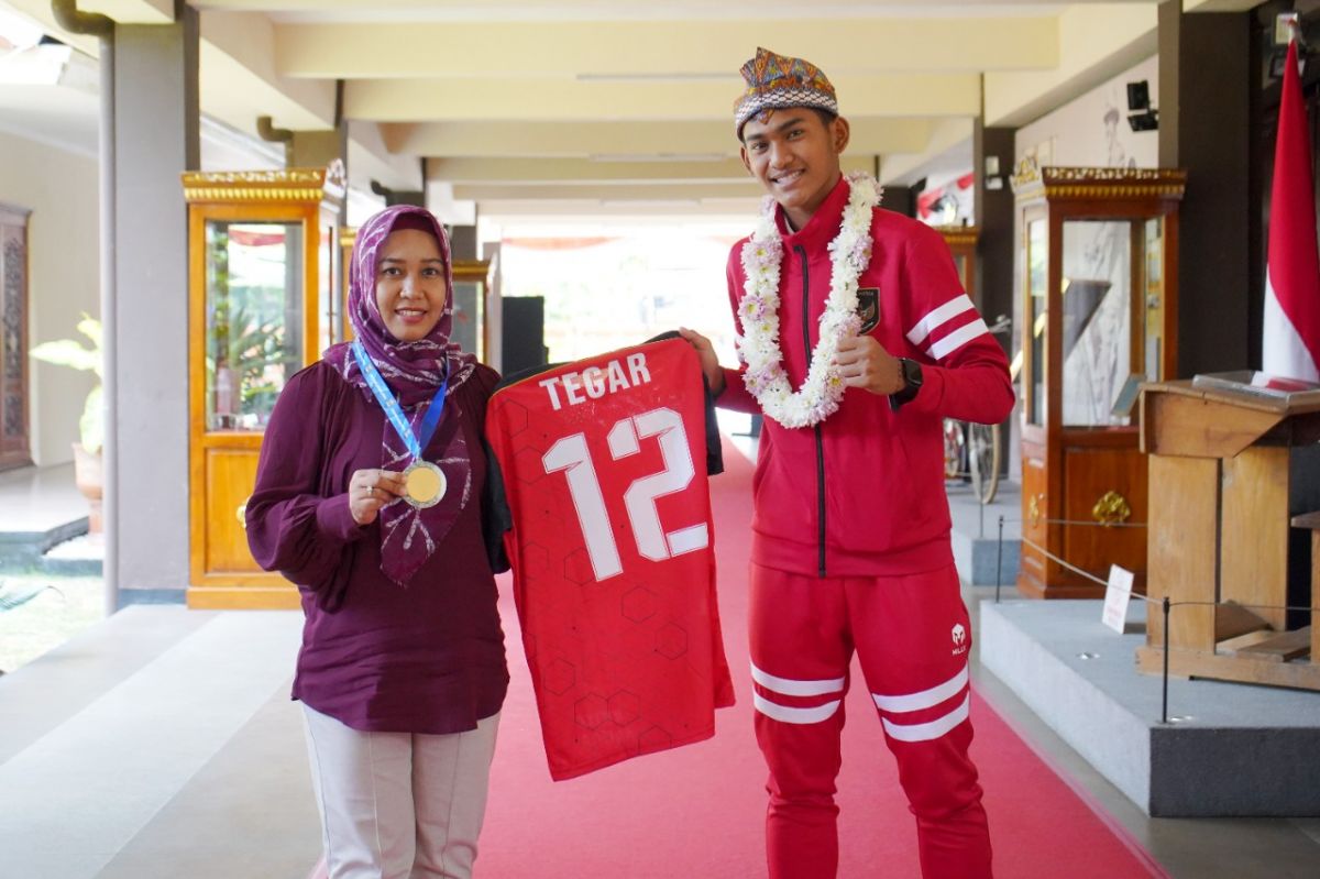 Sambut Pemain Timnas Indonesia U16 Narendra Tegar, Begini Pesan Ning Ita