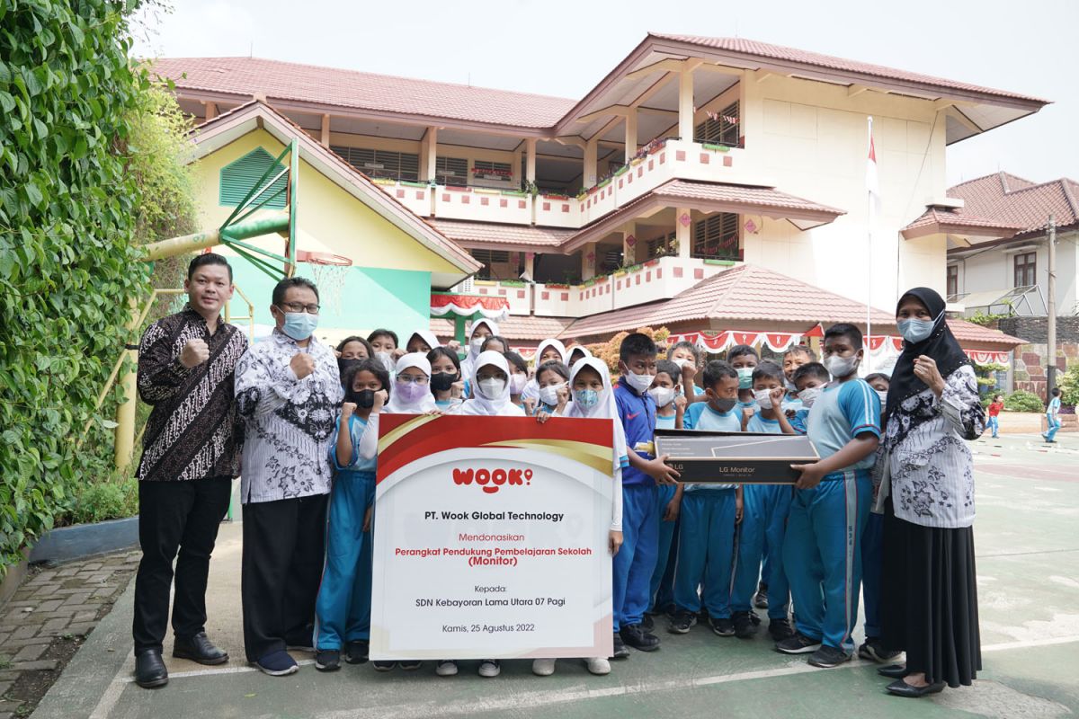 Wook bagikan puluhan monitor untuk mendukung percepatan digitalisasi sekolah (Foto-foto: PT Wook Global Technology)