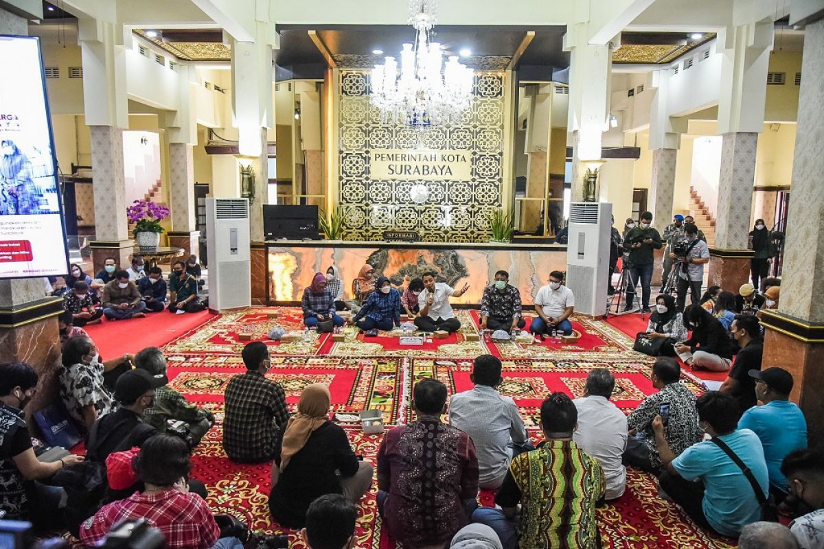 Warga Surabaya saat mengadu ke Eri Cahyadi di Balai Kota Surabaya (Foto: Pemkot Surabaya for jatimnow.com)