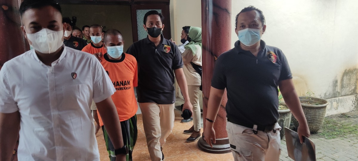 Dua tersangka pembakaran truk tembakau diamankan di Mapolres Pamekasan (Foto-foto: Fathor Rahman/jatimnow.com)