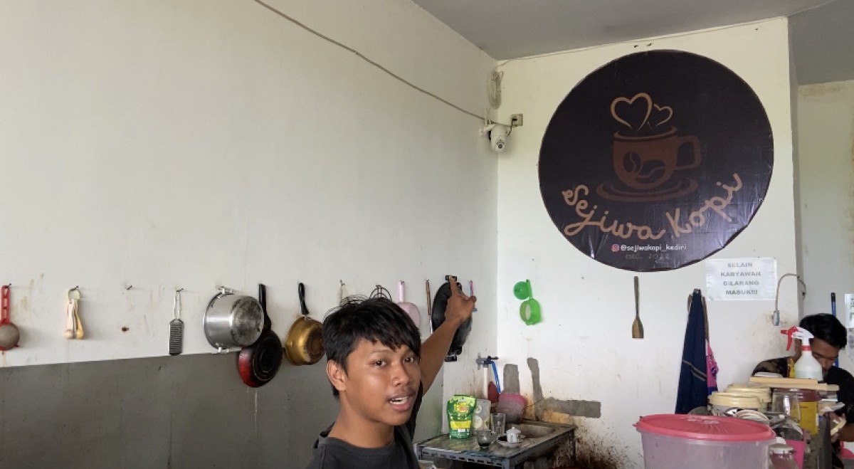 Gilang, pekerja menunjukkan CCTV di warung kopi yang merekam aksi pencurian. (Foto: Yanuar Dedy/jatimnow.com)
