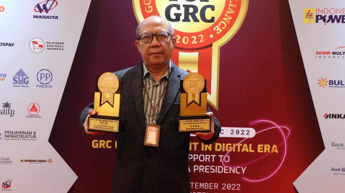 Bank Jatim kembali mengukir prestasi dalam puncak acara Top GRC Awards 2022. (Foto: Humas BankJatim)