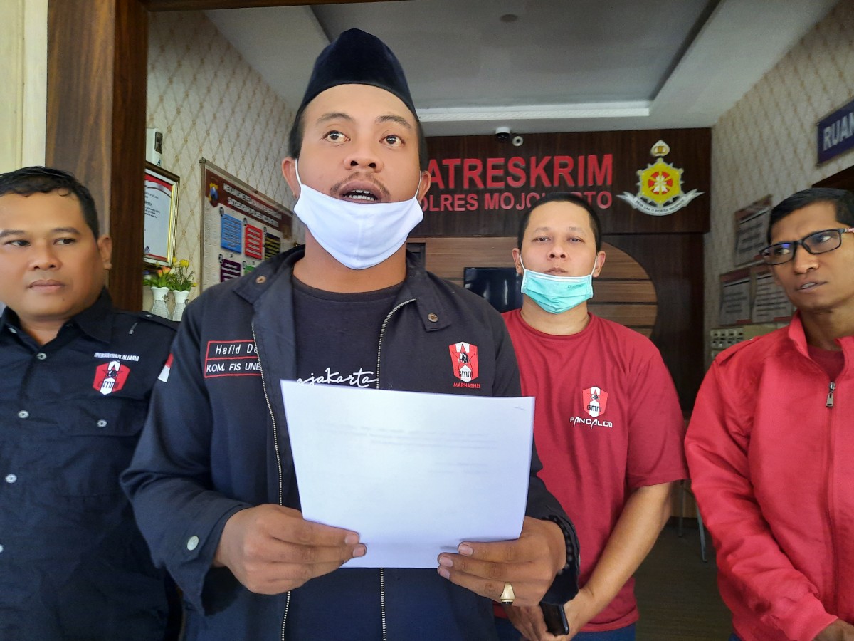 PA GMNI Mojokerto Raya saat berada di Mapolres Mojokerto (Foto: Achmad Supriyadi/jatimnow.com)
