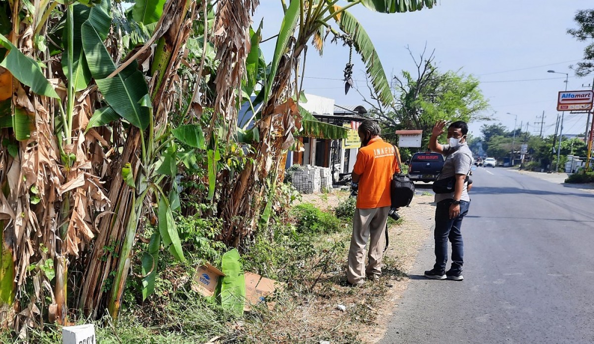 Petugas Inafis Satreskrim Polres Mojokerto saat berada di lokasi penemuan mayat. (Foto: Achmad Supriyadi/jatimnow.com)