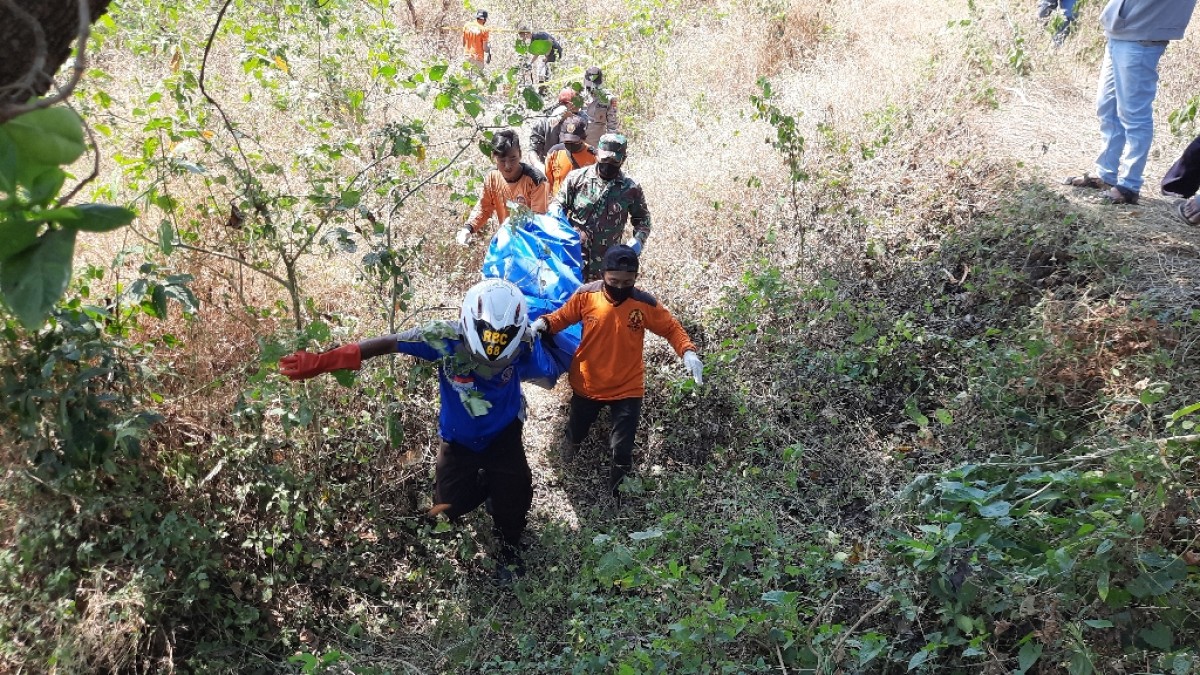 Evakuasi korban. (Foto: Achmad Supriyadi/jatimnow.com)