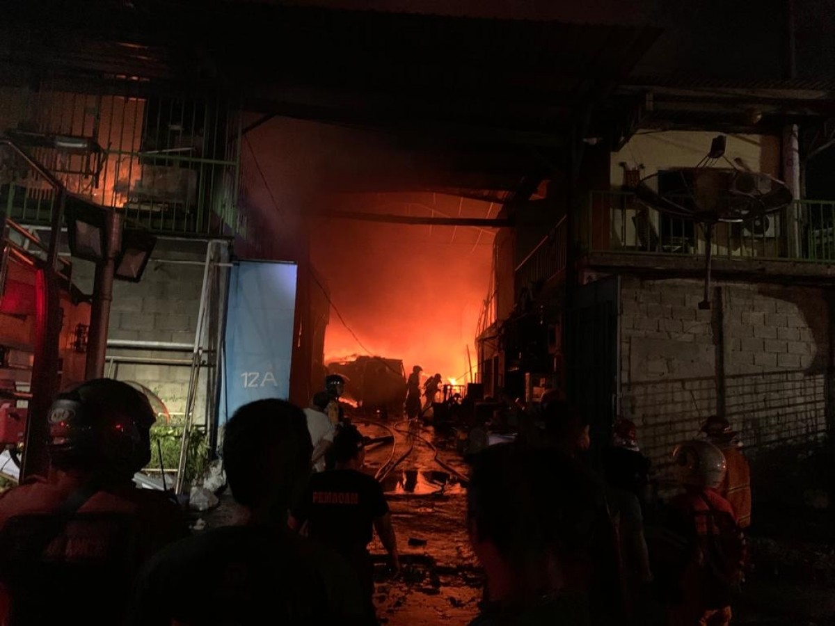 Petugas saat berusaha memadamkan api. (Foto: Polsek Kartoharjo)