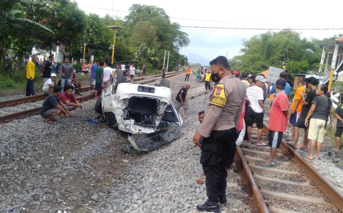 Agya yang tersambar kereta api di Madiun (Foto: Satlantas Polres Madiun)