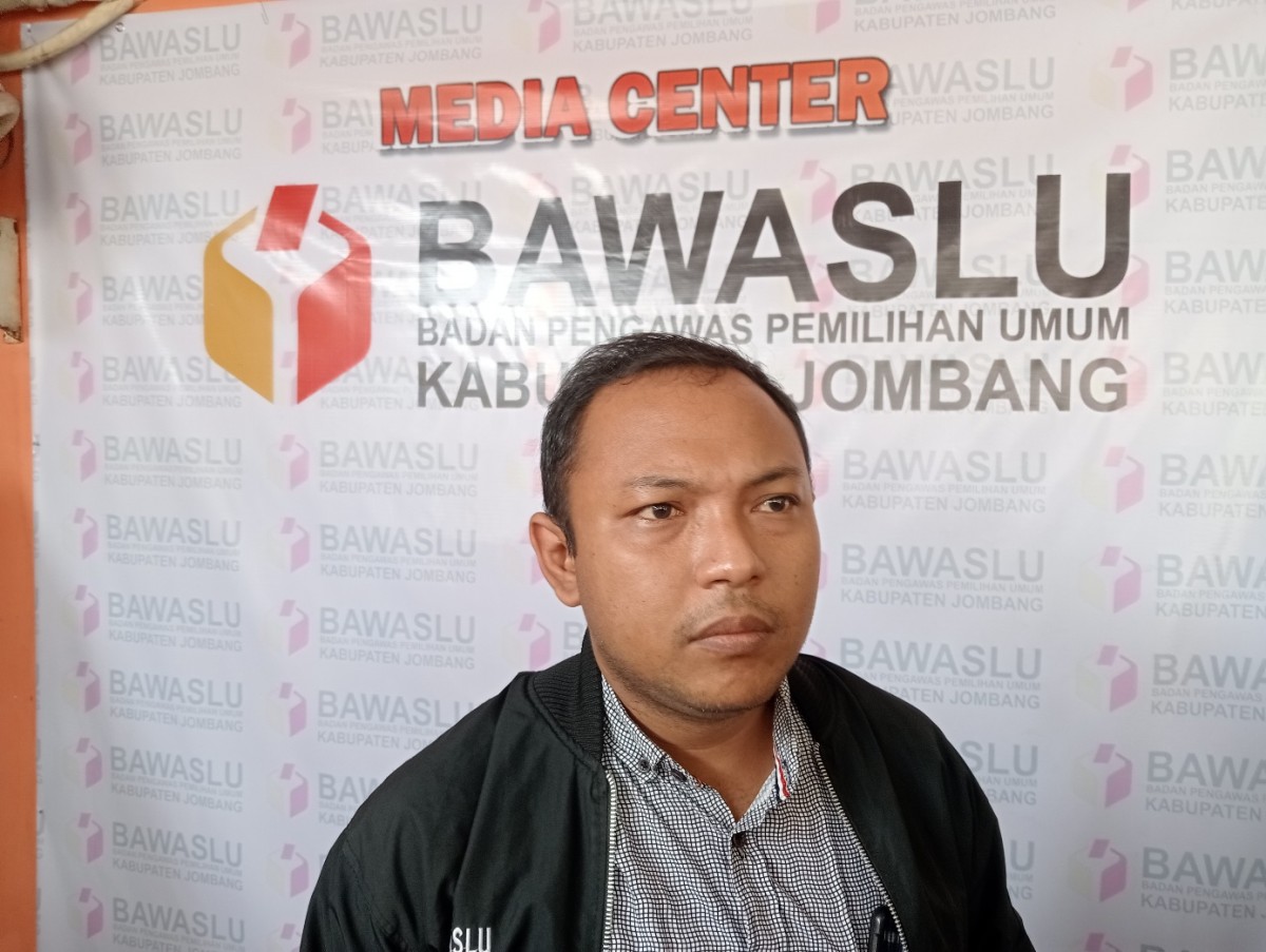 Ketua Bawaslu Jombang Ahmad Udi Masjkur saat ditemui di kantor Bawaslu.(Foto: Elok Aprianto)