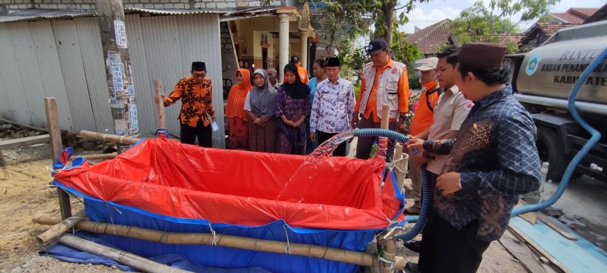 Penyaluran air bersih saat kekeringan melanda Lamongan.(Foto: BPBD Lamongan for jatimnow.com)