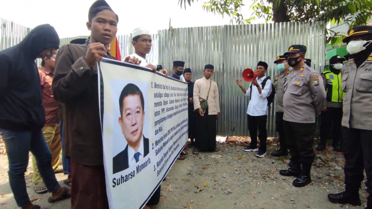 Massa aksi saat mendatangi Kantor DPC PPP Kabupaten Jombang.(Foto: Elok Aprianto)