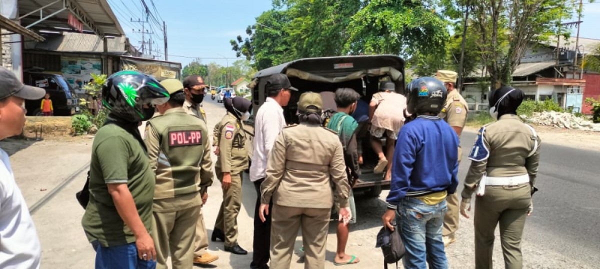 Sejumlah anak jalanan dan gelandangan saat dirazia oleh Satpol PP Bangkalan. (Foto: Fathor Rahman/jatimnow.com)