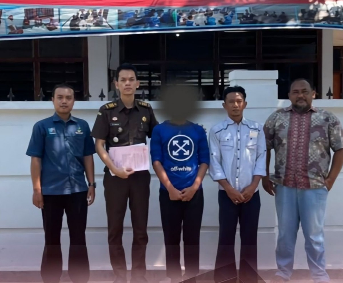 Petugas mengantarkan anak pencuri kotak amal ke LPKS Jombang.(Foto: Instagram Kejaksaan Negeri Tulungagung)