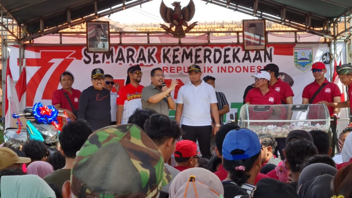 Ketua DPD Gerindra Jatim Anwar Sadad saat menyapa warga Prbolinggo. (Foto: Fad for jatimnow.com)