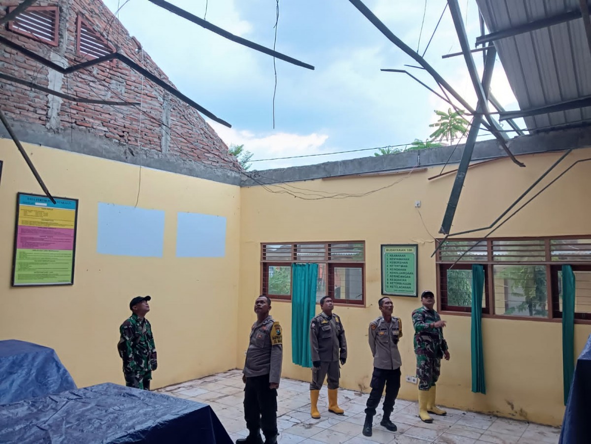 Atap perpustakaan SMKN Ngasem Bojonegoro yang rusak diterjang hujan angin. (Foto: BPBD Bojonegoro/jatimnow.com)