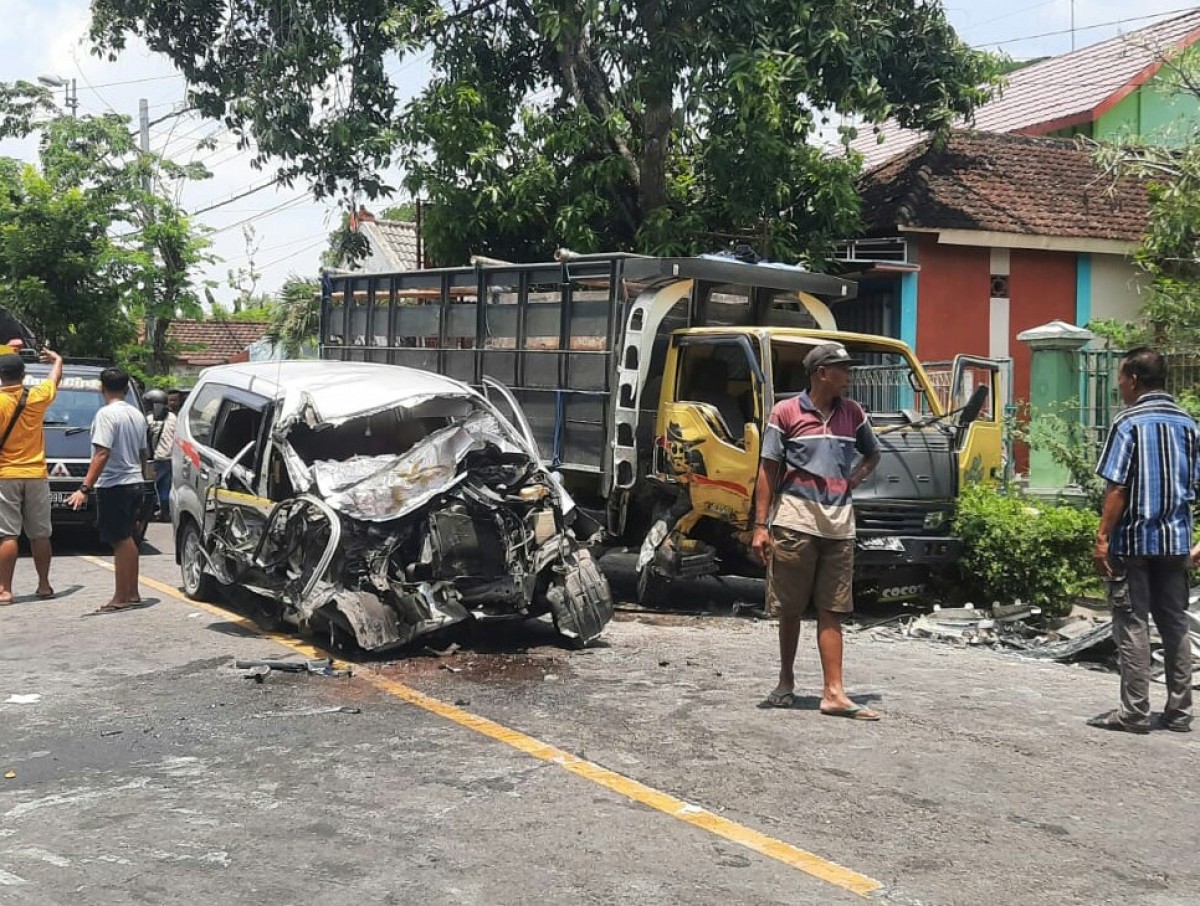 Penampakan Mobil Avanza dan truk yang ringsek.(Foto: Grub WhatsApp)