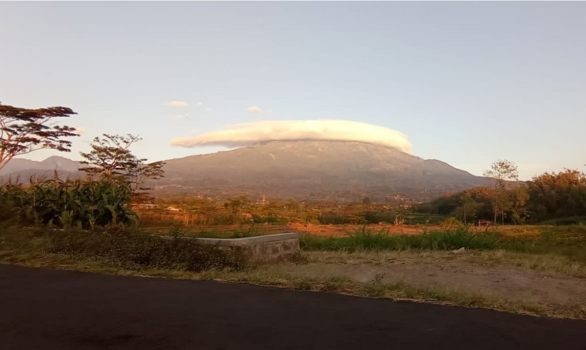 Fenomena Gunung Lawu Bertopi, BMKG Sebut Awan Lenticularis Bahayakan Penerbangan