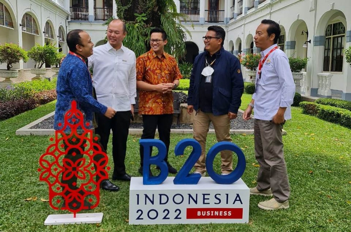 Dirut SIER Didik Prasetiyono, Ketum Kadin Surabaya Ali Affandi, Wakil Ketua Komtap Pertanian Kadin Indonesia Arief Budiman, Diru Utomo, Anthony Utomo saat berdiskusi mempersiapkan penyambutan 250 delegasi B20.(Foto: Sum for jatimnow.com)