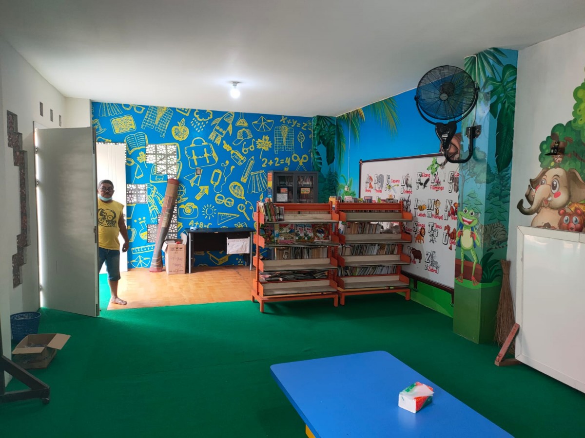 Salah satu balai RW yang sudah dibenahi. (Foto: Humas Dispendik Surabaya)