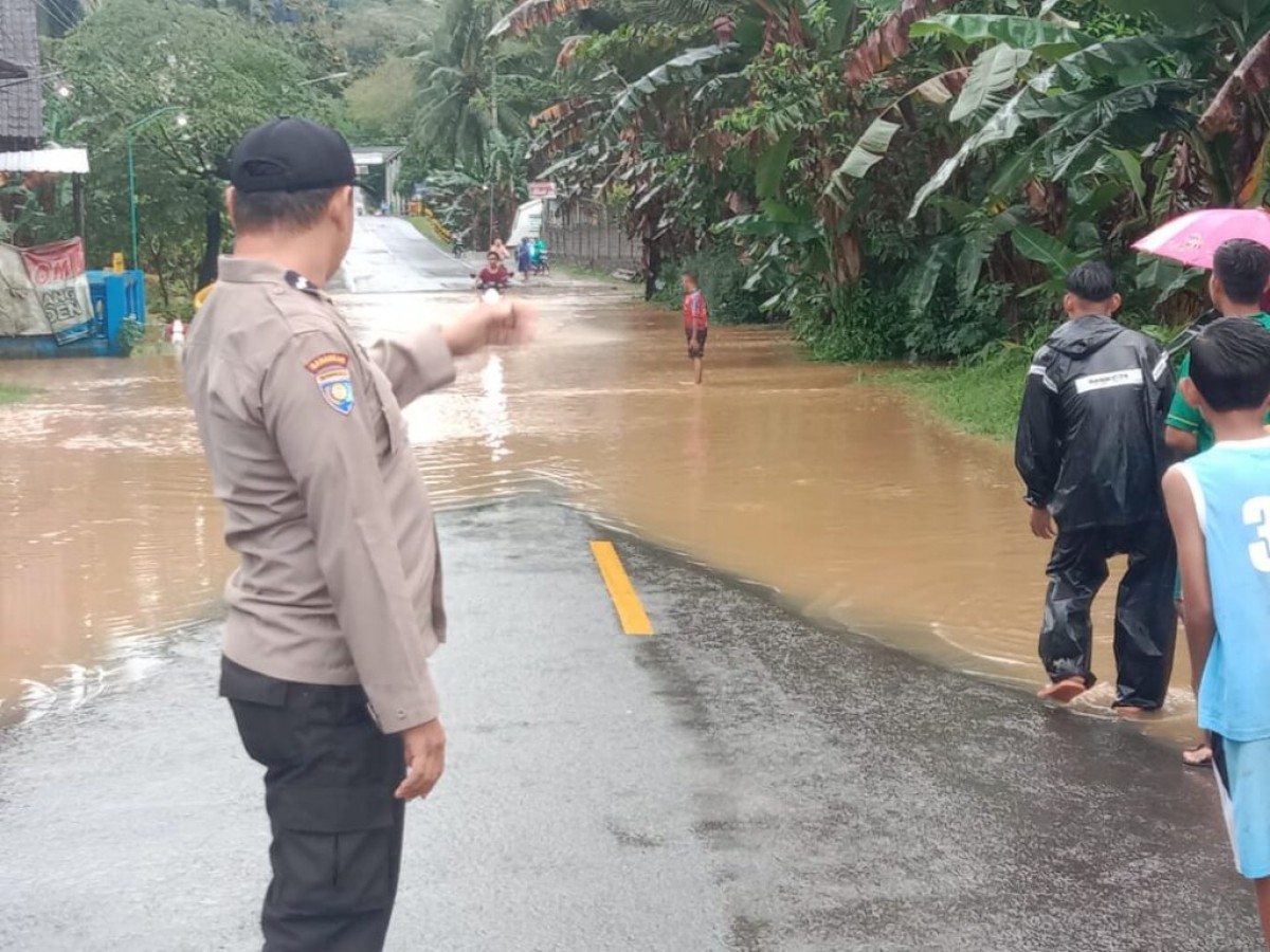 Rumah warga di Kecamatan Sumbermanjing Wetan, terendam banjir. (Foto: Galih Rakasiwi/jatimnow.com)