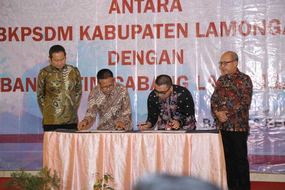 Penandatanganan kerja sama antara Bank Jatim dengan BKPSDM Lamongan.(Foto: Bank Jatim/jatimnow.com)