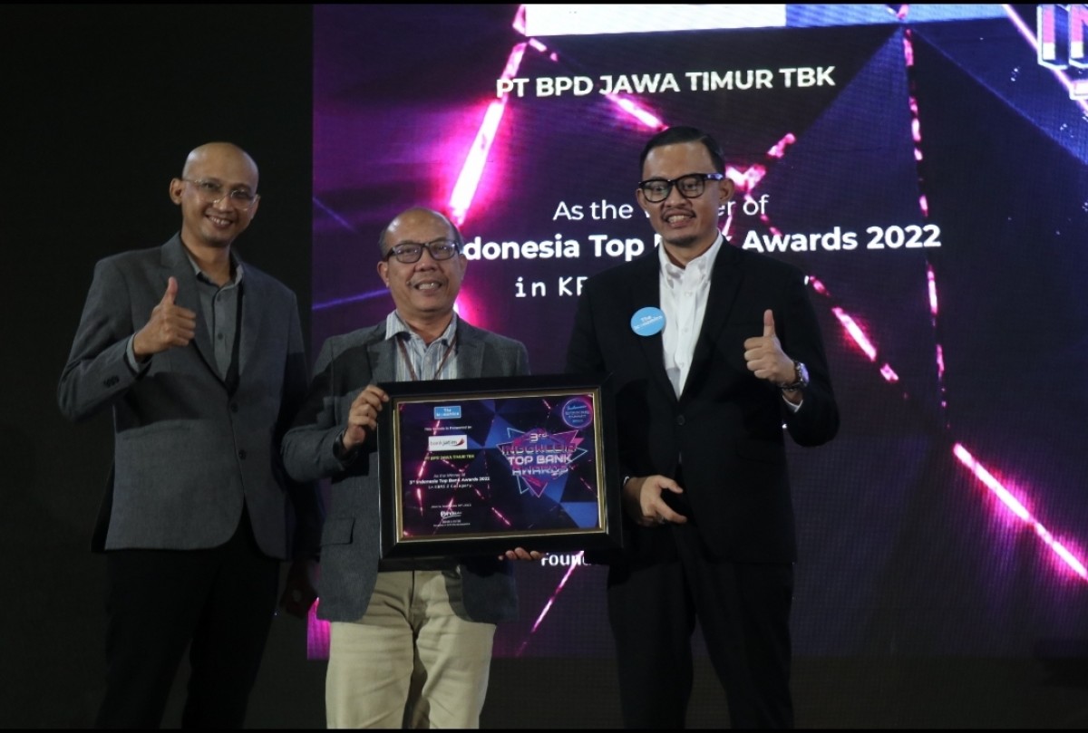 Direktur Konsumer, Ritel & Usaha Syariah bankjatim, R Arief Wicaksono saat menerima penghargaan Indonesia Top Bank Awards 2022.(Foto: Bank Jatim/jatimnow.com)