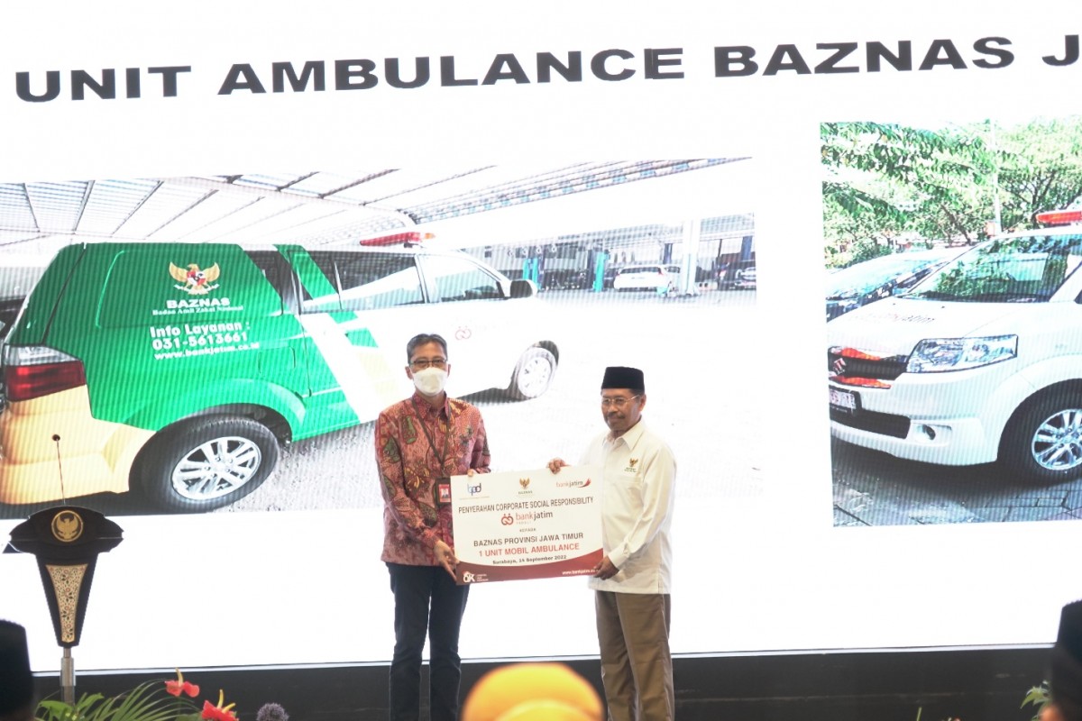 Dirut Bank Jatim Busrul Iman saat menyerahkan 1 unit mobil ambulance kepada Baznas Jatim.(Foto: Bank Jatim/jatimnow.com)