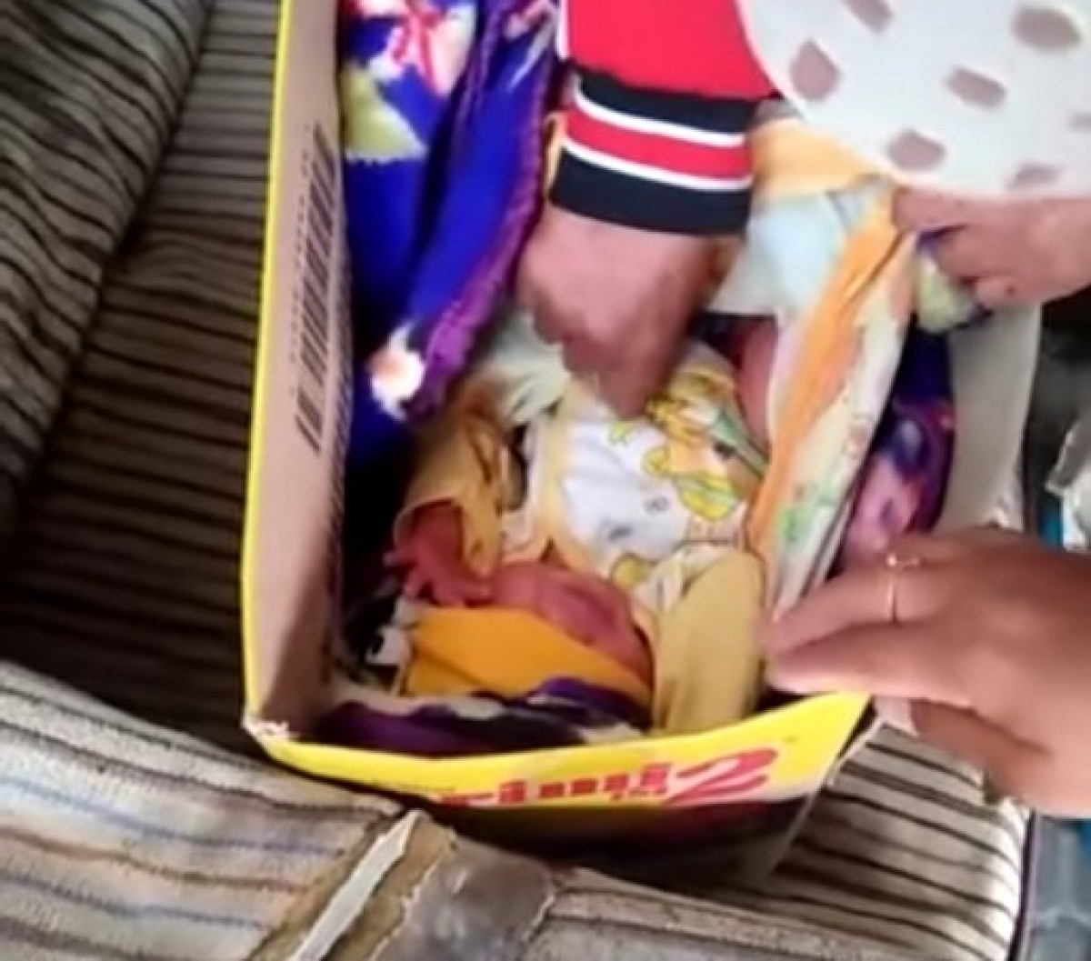 Tangkapan layar video penemuan bayi.