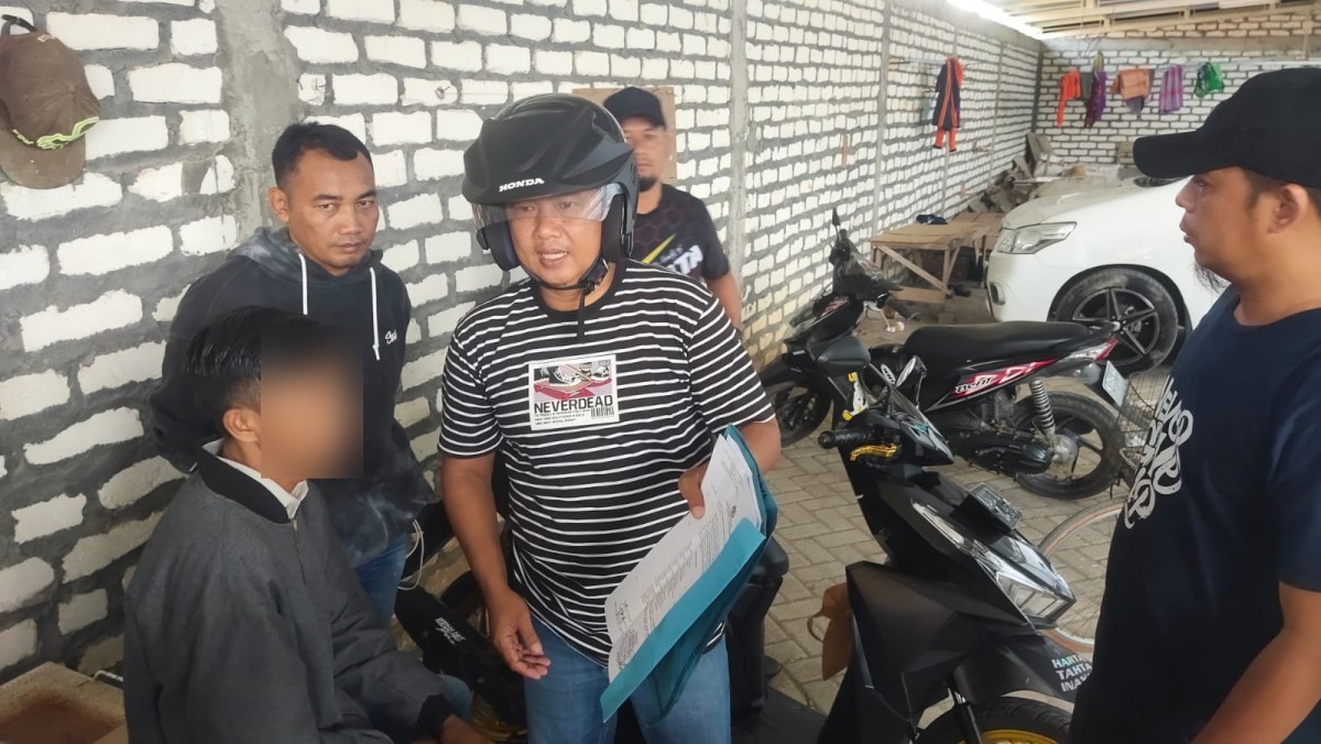 Polisi sedang menginterogasi pelaku begal payudara dan pantat di halaman Rumah Sakit Esto Ebhu, Jalan dr. Cipto Nomor 38, Desa Kolor, Sumenep.(Foto: Polres Sumenep)