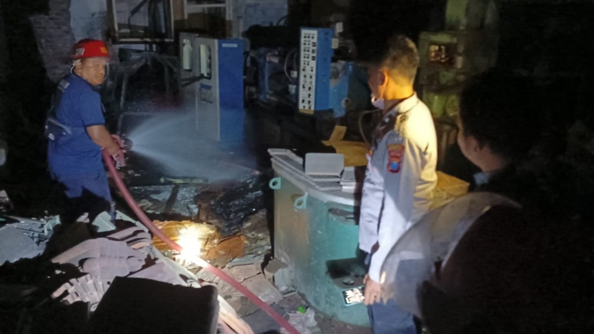 Bengkel SMKN 2 Pasuruan terbakar.(Foto: BPBD Kota Pasuruan)