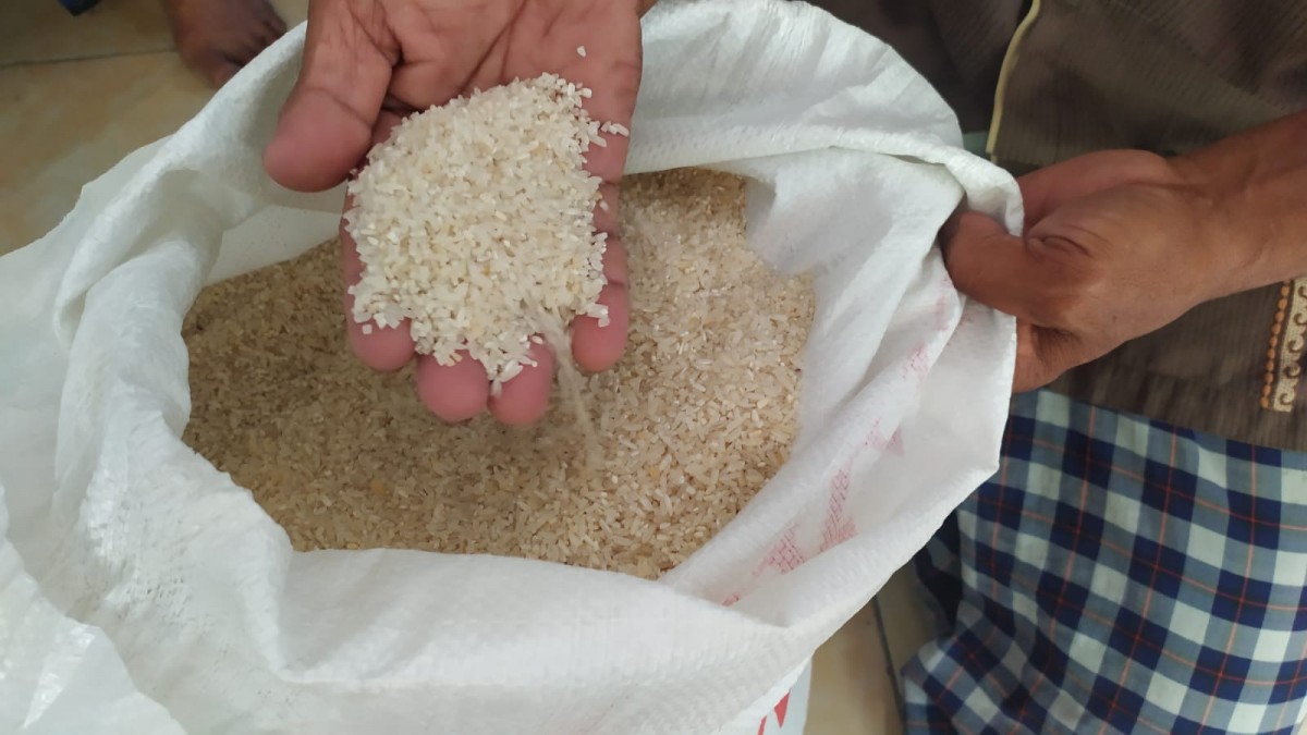 Beras berwarna merah dan berbau yang diterima KPM di Desa Tambar, Kecamatan Jogoroto.(Foto: Elok Aprianto)