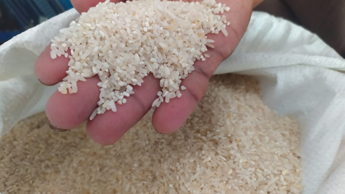 Beras BPNT yang diterima KPM di Desa Tambar, Kecamatan Jogoroto Jombang.(Foto: Elok Aprianto)