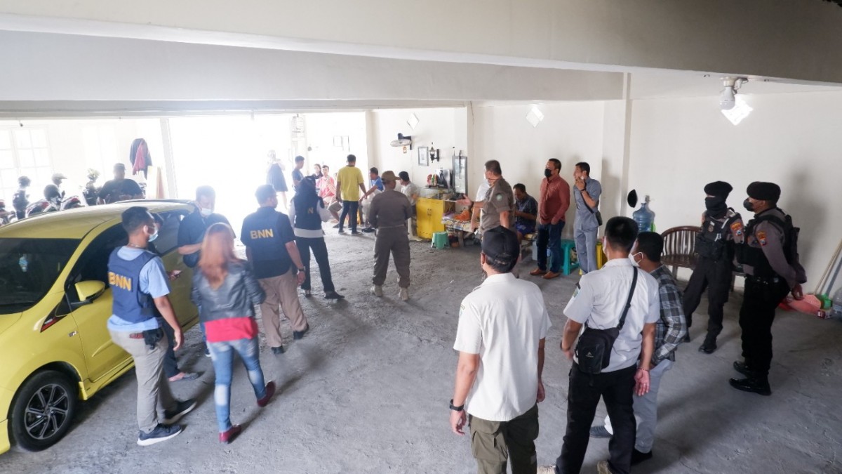 Petugas BNNK Sidoarjo menggelar operasi dadakan.(Foto: Humas BNNK Sidoarjo for jatimnow.com)