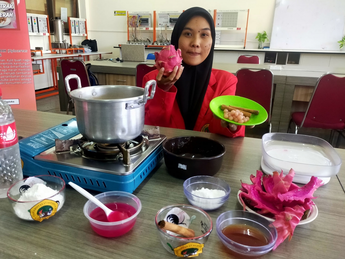 Mahasiswa Agroindustri Untag Surabaya, Rizka Larasati Putri menciptakan inovasi bulir boba berbahan dasar ekstrak kulit buah naga dan kayu manis (Foto: Fahrizal Tito/jatimnow.com)