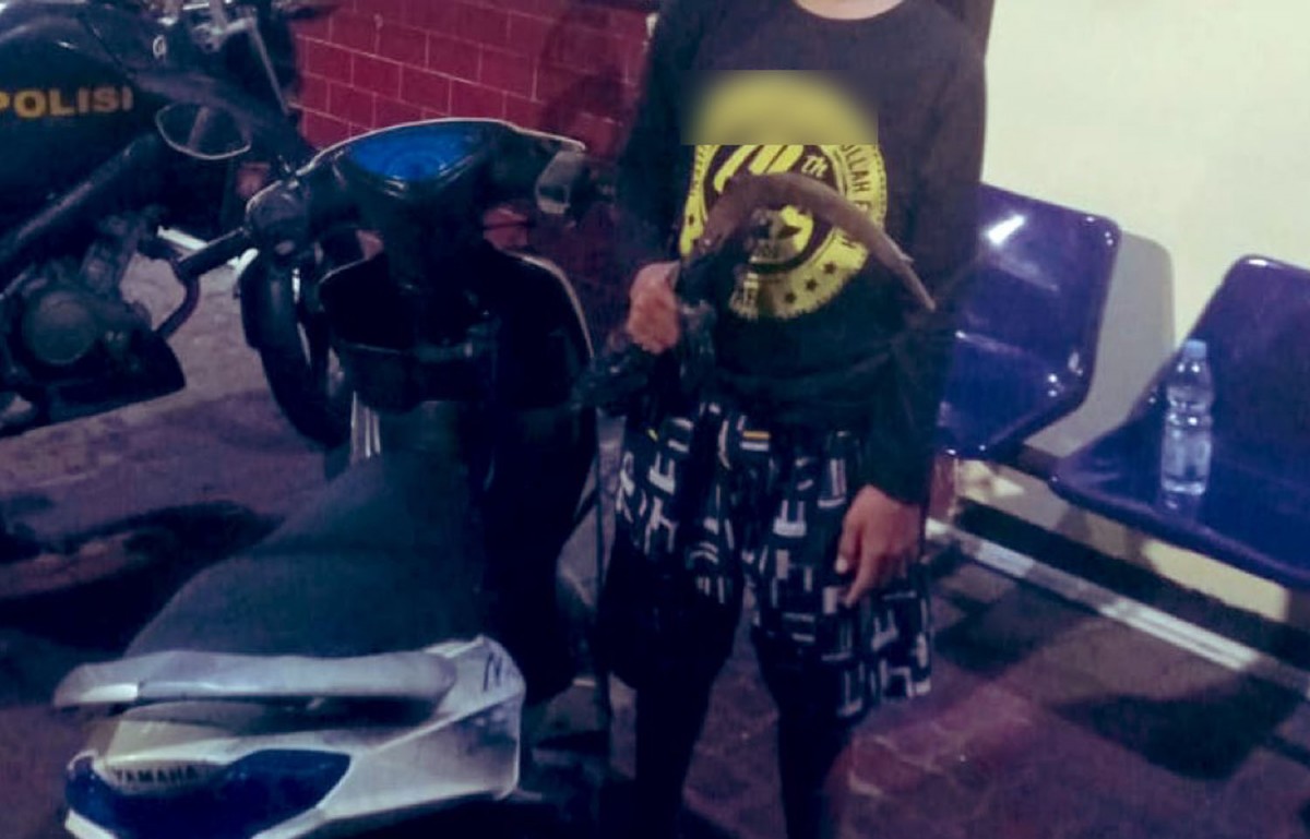 Satu dari empat bocil pembawa celurit diamankan di Mapolsek Dukuh Pakis Surabaya (Foto: Fy)