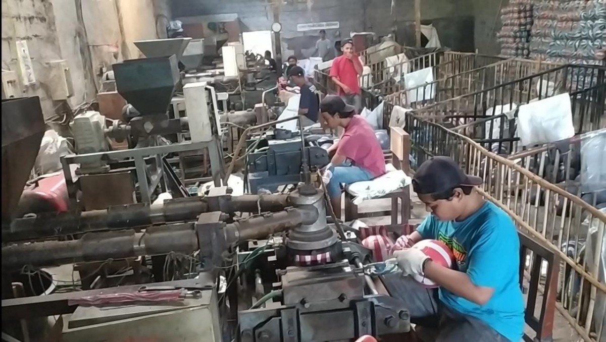 Proses pembuatan bola plastik di Dusun Bendungrejo, Desa Sumobito, Kecamatan Sumobito, Kabupaten Jombang.(Foto: Elok Aprianto)