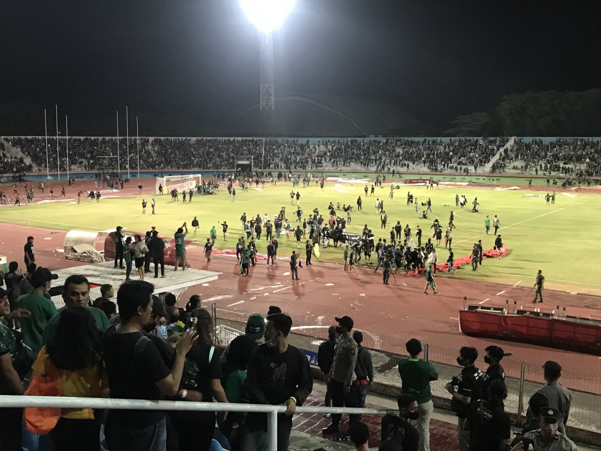 Ratusan Bonek turun ke lapangan usai Persebaya Surabaya kalah 1-2 atas Rans FC. (Foto: Zainul Fajar/jatimnow.com)
