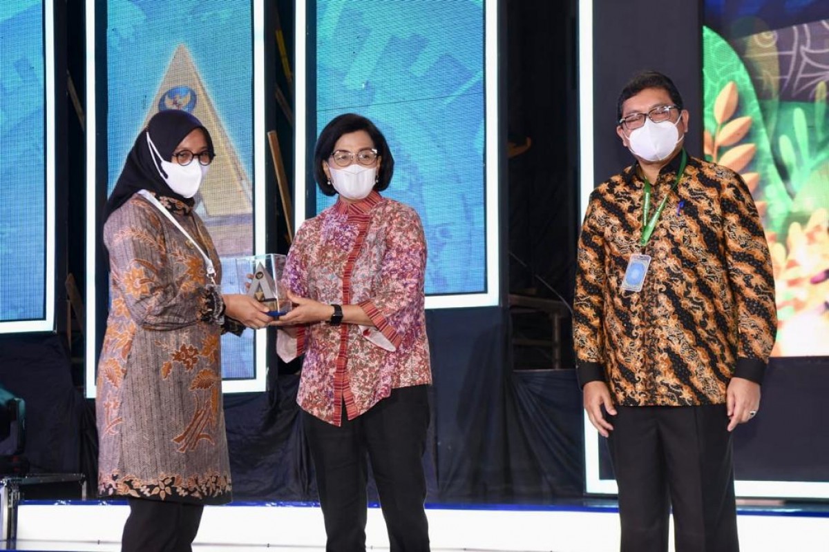 Menkeu Sri Mulyani Indarwati menyerahkan penghargaan kepada Bupati Banyuwangi Ipuk Fiestiandani.(Foto: Humas Pemkab Banyuwangi)