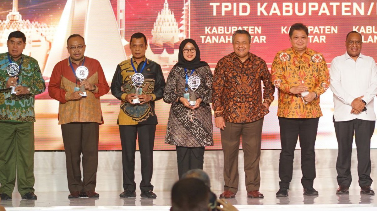 Bupati Banyuwangi Ipuk Fiestiandani saat menerima penghargaan dari Menteri Koordinator Perekonomian. (Foto: Humas Pemkab Banyuwangi/jatimnow.com)