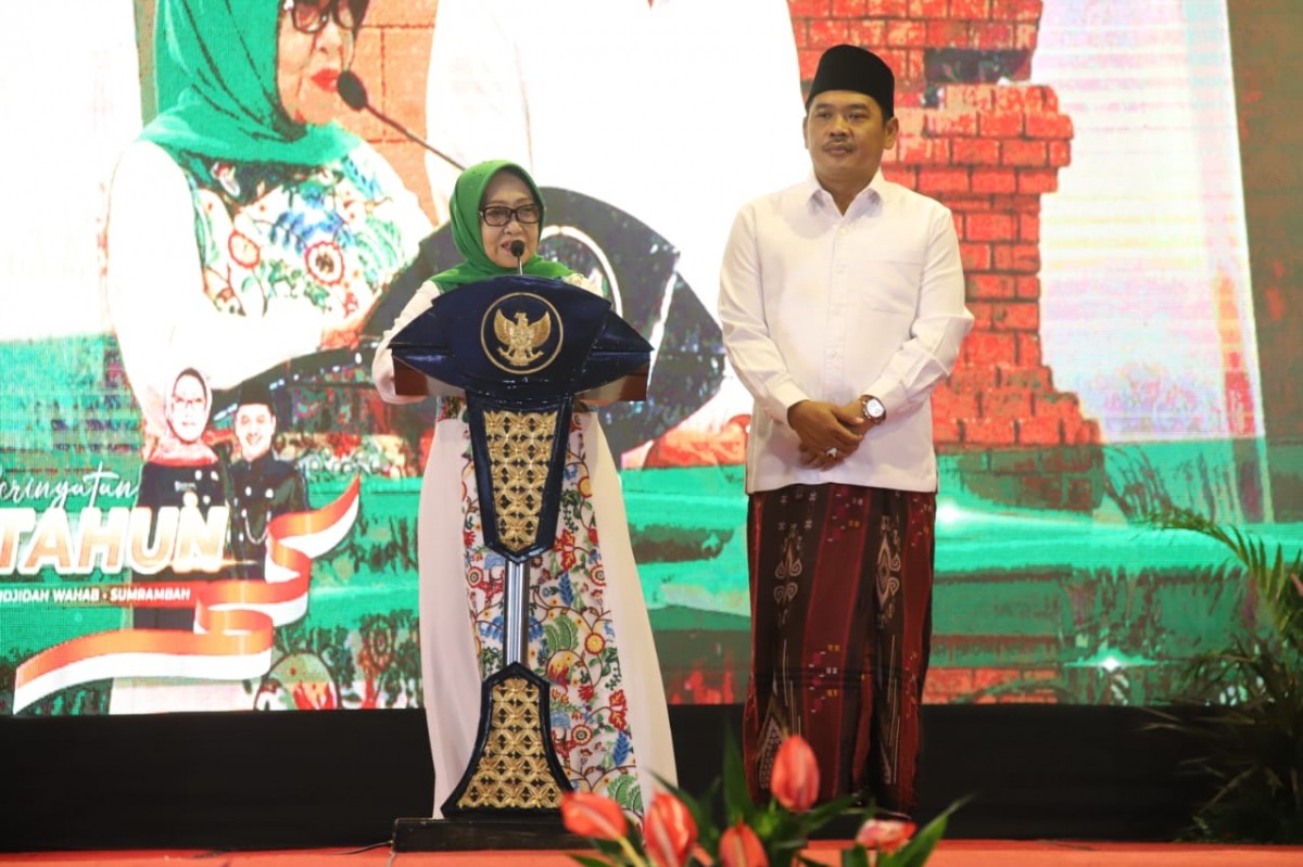 Bupati Jombang Hj Mundjidah Wahab dan Wakil Bupati Jombang Sumrambah saat memberikan sambutan dalam acara peringatan 4 tahun kepemimpinan.(Foto: Humas Pemkab Jombang)
